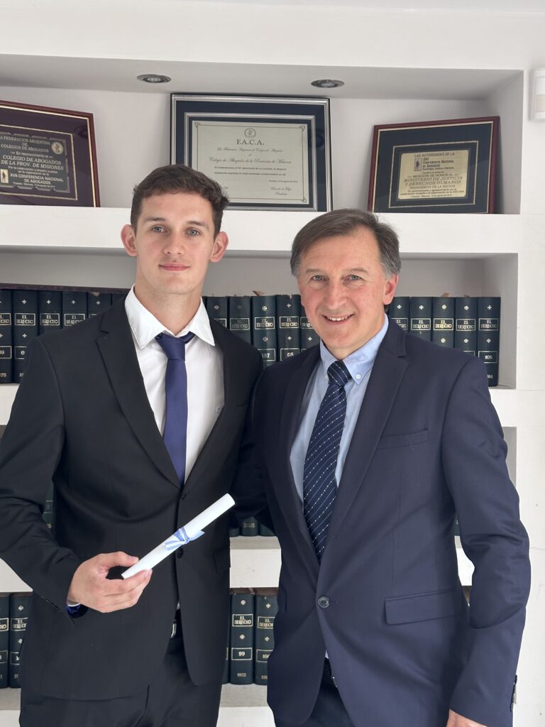 Agustín Kleñuk y el Dr. Oscar Raúl Kleñuk en el estudio jurídico de San Vicente